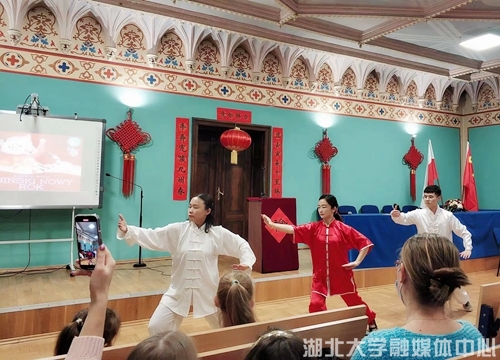http://www.hubei-university.com/__local/E/51/B7/79F7FD291FBE7C522236A0E1C45_B2470811_2C4BF.jpg